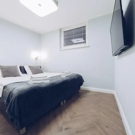 M7 Main Square With Free Parking Friends Escape