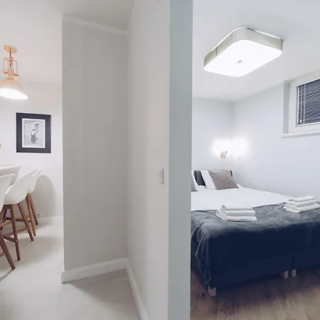 M7 Main Square With Free Parking Friends Escape